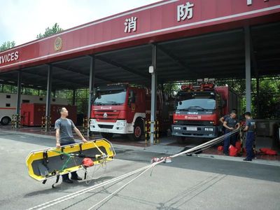 懸崖上的“舞蹈”丨德陽(yáng)消防開(kāi)展高角度山岳救援技術(shù)培訓(xùn)